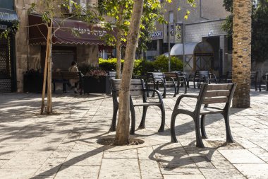 Hayfa, İsrail, 22 Haziran 2025 Şehir Merkezinde Ağaçlı Boş Bir Açık Oturma Alanı.