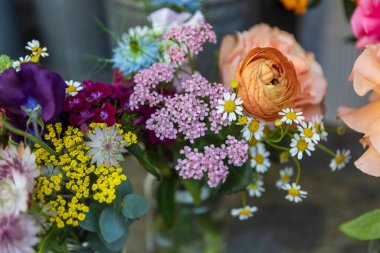 Rengarenk çiçeklerden oluşan canlı bir buket.