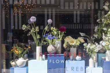 Londra, İngiltere, 12 Mayıs 2025, Dinamik çiçekçi vitrinleri Rebel Rebel Flowers.
