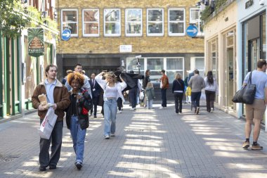Londra, İngiltere, 12 Mayıs 2025, Carnaby caddesinde yürüyen bir grup insan 