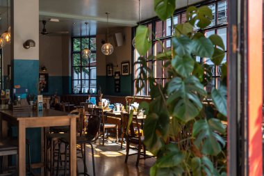 Londra, İngiltere, 7 Mayıs 2025, Culpeper Pub 'ın Güneş Işığı İçi. Pencerelerden Gün Işığı akan Bir Barın İçi.