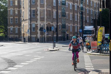 Londra, İngiltere, 7 Mayıs 2025, Bir Kadın Bisikletçi Londra Caddesinde At Sürüyor.