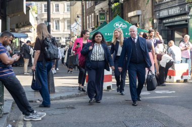Londra, İngiltere, 7 Mayıs 2025, İş Profesyonelleri ve Kalabalık Pazar Bölgesinde Yürüyen İnsanlar.
