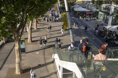 Londra, İngiltere, 7 Mayıs 2025, Southbank Centre Busy Riverside Yolu.