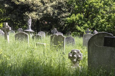 Londra, İngiltere, 7 Mayıs 2025, Hampstead Mezarlığı. Tarihi mezarlıktaki sayısız eski, yıpranmış mezar taşı ve haçlar yükseliyor.