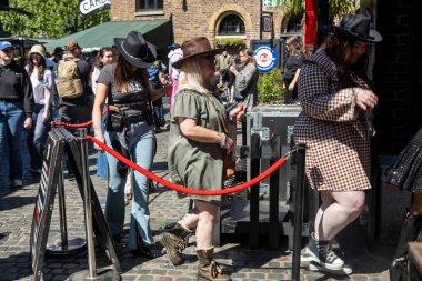 Londra, İngiltere, 11 Mayıs 2025, Cowboy şapkalı bir grup genç kadın Camden Town 'da toplandı.