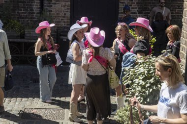 Londra, İngiltere, 11 Mayıs 2025, Pembe ve Açık Mavi Kovboy Şapkaları Toplanan Bir Kadın Grubu. Camden Town, müstakbel gelini olan kümes partisi.