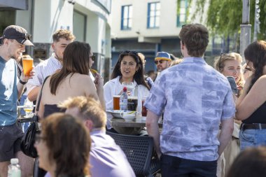 Londra, İngiltere, 11 Mayıs 2025, Bir Çeşitli Genç Yetişkinler Topluluğu Açık Hava, Sunny Day 'de İçkiler ve Sohbetler Keyifli. Camden Kasabası