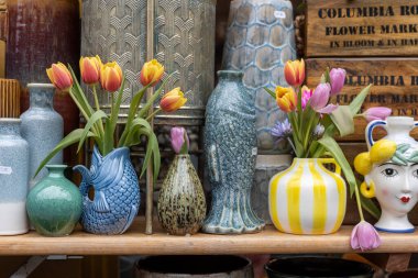 Londra, İngiltere, 11 Mayıs 2025, Seramik Vazolarda Canlı Laleler ve Dekoratif Tencereler 