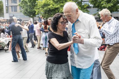 Londra, İngiltere, 14 Mayıs 2025, Diğer İnsanlar Arasında Yaşlı Bir Çift Mutlu Dans Ediyor.