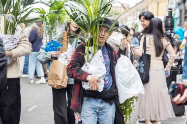 Londra, İngiltere, 9 Mayıs 2025, Columbia yol çiçeği pazarı. Bir Sokak Marketinde Saksı Bitkileri Taşıyanlar.