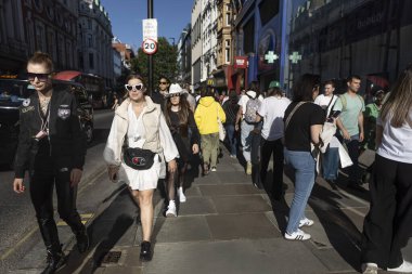 Londra, İngiltere, 9 Mayıs 2025 Bustling City Caddesi boyunca yürüyen çeşitli yayalar topluluğu. Etnik çeşitliliğe sahip çok sayıda genç ve yetişkin erkek ve kadın bulunmaktadır..