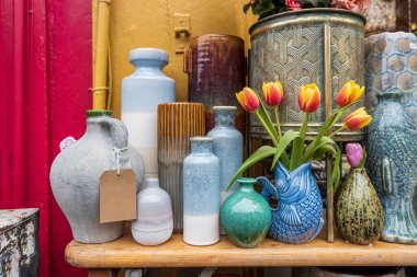 Londra, İngiltere, 9 Mayıs 2025 Dekoratif Vazolar ve Taze Lalelerin Canlı Gösterimi.