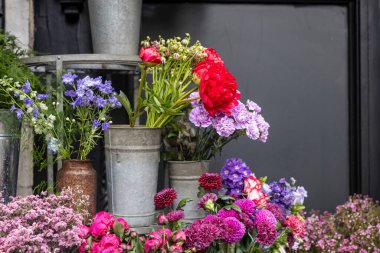 Bir çiçekçide canlı bir taze çiçek koleksiyonu var. Farklı durumlar için buketlerin dekorasyonu, çiçek düzenlemesi