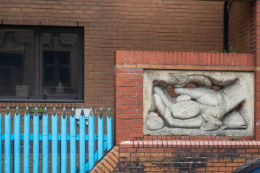 Brighton, İngiltere, 5 Mayıs 2025, Ekmek ve balıklı Tanrı 'nın Eli. Brighthelm United Reform Kilisesi 'ndeki yardım heykeli ve Brighton, İngiltere' deki toplum merkezi