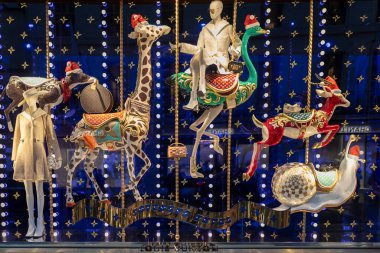 Londra, İngiltere, 20 Aralık 2024, lüks bir butik Louis Vuitton 'da şık hayvan figürleri ve mankenlerin yer aldığı canlı ve tuhaf bir Noel vitrini.. 