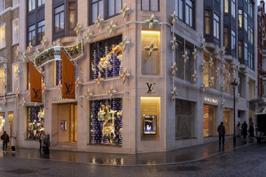 Londra, İngiltere, 20 Aralık 2024, Louis Vuitton Bond Sokak Mağazası Kış Zamanı Dış İşleri