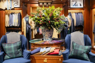 Londra, İngiltere, 24 Kasım 2024. Ralph Lauren Mağaza İçi Klasik Erkek Giysileri ve Şık Dekorla