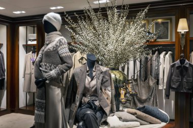 Londra, İngiltere, 24 Kasım 2024. Ralph Lauren Güz Koleksiyonu Bir Lüks Mağazada Görüntü