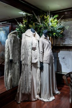 Londra, İngiltere, 24 Kasım 2024. Ralph Lauren mağazasının vitrininde iki zarif nötr ton giymiş lüks kış modası sergileniyor..