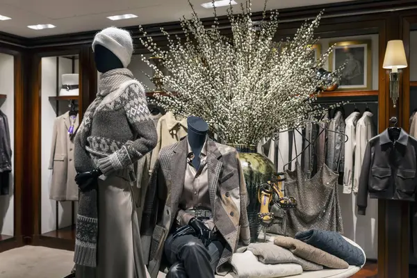 Londra, İngiltere, 24 Kasım 2024. Ralph Lauren Güz Koleksiyonu Bir Lüks Mağazada Görüntü