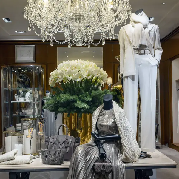 Londra, İngiltere, 24 Kasım 2024. Zarif Ralph Lauren Mağazası. Mankenler ve avizelerle donatılmış.