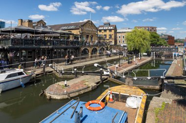 Londra, İngiltere, 11 Mayıs 2025 Camden Lock Market Londra Tarihi Kanal Kilitleri ve Vibrant Market Sahnesi