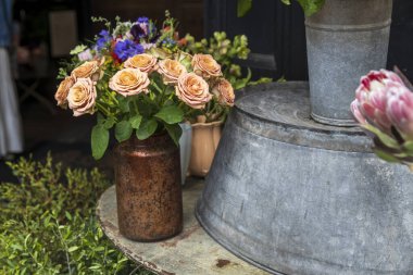 Şeftali Gülleri ve Proteinle ustik Çiçek Düzenleme