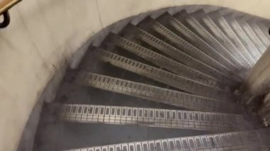 Eski İngiliz yeraltı merdivenlerinde spiral demir merdiven