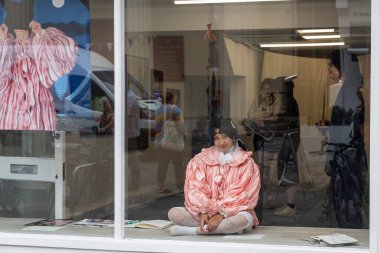 Brighton, İngiltere, 12 Mayıs 2025, Galeri penceresinde Constanza Macras Dorky Park kurulumu