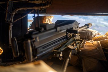 Otomatik silah güçlendirilmiş pozisyonda.