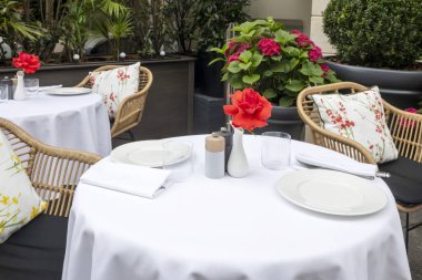  Kırmızı Güller ve Hasır Sandalyelerle Zarif Açık Masa Ayarları