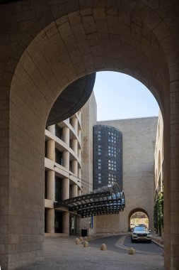 Kudüs, İsrail, 23 Eylül 2025, David Citadel Oteli, Kudüs, İsrail, tarihi taş kemer yoluyla modern binanın ön cephesini gösteriyor..