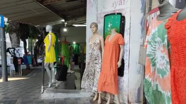 Hayfa, İsrail, 20 Eylül 2025, renkli elbiseli mankenler tatil köyü kıyafetleri satan bir mağazanın önünde sergileniyor.