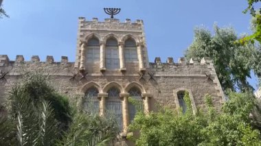 Kudüs, İsrail, 23 Eylül 2025 'te, bir Menorah, Shmuel HaNagid Caddesi' ndeki tarihi Bezalel Sanat Okulu 'nun üzerinde yükseliyor.