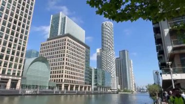 Londra, İngiltere, 12 Mayıs 2025. One Park Drive, Wood Wharf, Canary Wharf 'ta bulunan ve Herzog ve de Meuron tarafından tasarlanan 58 katlı bir yerleşim kulesidir. Kanarya Rıhtımı ve Kanal manzarası.