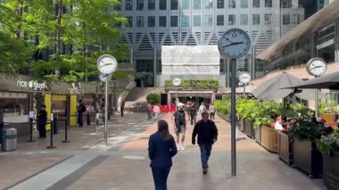 Londra, İngiltere, 12 Mayıs 2025. Canary Wharf istasyonunun çıkışında..