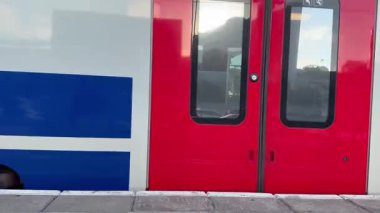 Tel Aviv, İsrail, 23 Eylül 2025. Nahariya 'ya giden bir trenin peronundan bak. Tren vagonları hareket ettikçe bulanıklaşıyor..