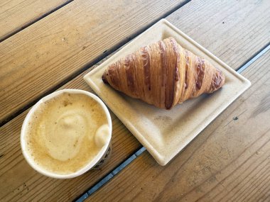Klasik Croissant and Coffee Breakfast on Rustic Wooden Masası