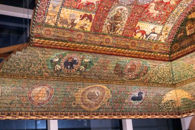 Tel Aviv, İsrail, 12 Haziran 2025, ANU, Yahudi Halkı Müzesi. Gwodziec Sinagog Kopyasının Boyalı Ahşap Tavanı