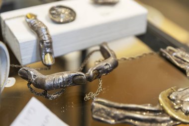 Ein Hod Sanatçılar Köyü, İsrail, 3 Ekim 2025. Sürrealist El Biçimli Mücevherler