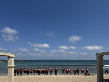 Hayfa, İsrail, 23 Eylül 2025, Denizle Yüzleşen Sahilde Can Yelekleri Takımı