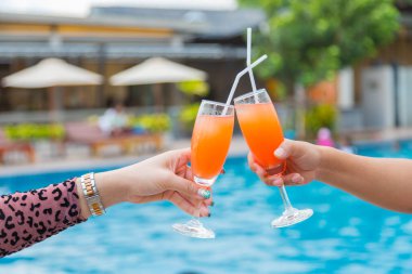 Kutlama toplantısı için havuzda kokteyl partisi.