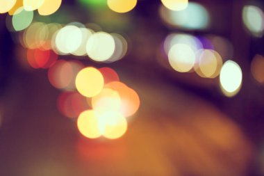 Şehir arka planındaki Bokeh hafif trafiğinin odak noktasını kapat