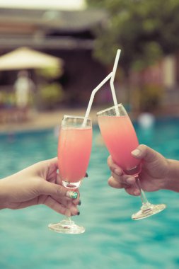 Kutlama toplantısı için havuzda kokteyl partisi.