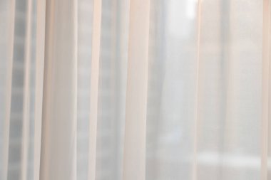 Beyaz perdeler ve sabah güneşi arka planı