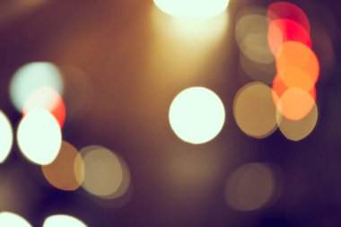 Şehir arka planındaki Bokeh hafif trafiğinin odak noktasını kapat