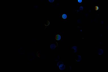 Siyah arkaplanda soyut mavi bokeh ışıklar