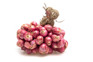 Tayland arpacığı, beyaz arka planda yemek pişirmek için kullanılan baharatlar.