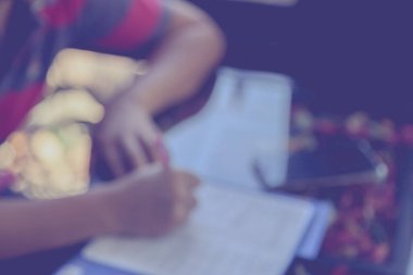 Masa arkasında kamera ve akıllı telefon ile uygulamayı dolduran adamın bulanık görüntüsü